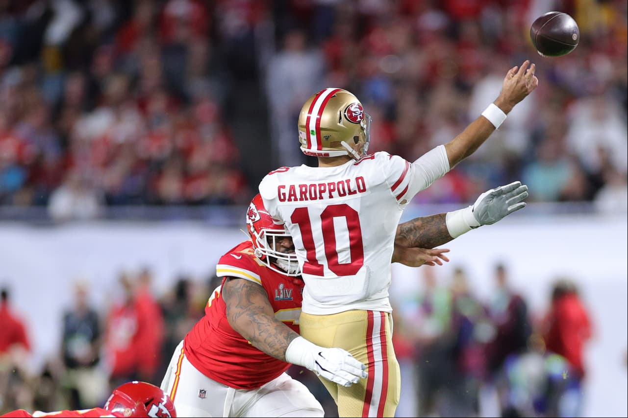 Jimmy Garoppolo recibió un duro golpe que le ocasionó soltar el balón sin observar a su receptor y fue interceptado.