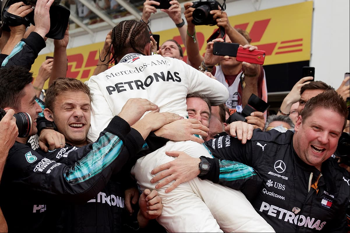 Hamilton celebró a rabiar su victoria con los mecánicos de la escudería Mercedes, local en el circuito de Hockenheim.