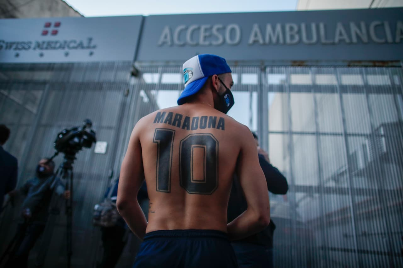 Maradona se recupera tras una exitosa operación de un hematoma en la cabeza.