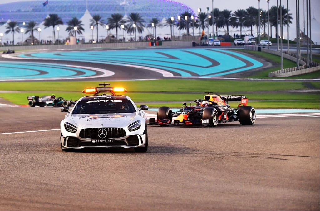 Max Verstappen se lleva el Gran Premio de Abu Dhabi, seguido de Valteri Bottas en segundo lugar y el británico Lewis Hamilton se llevó la tercera posición. El mexicano Sergio Pérez abandonó la carrera en la décima vuelta por fallas en el motor. Así cerró la temporada 2020 de la F1.