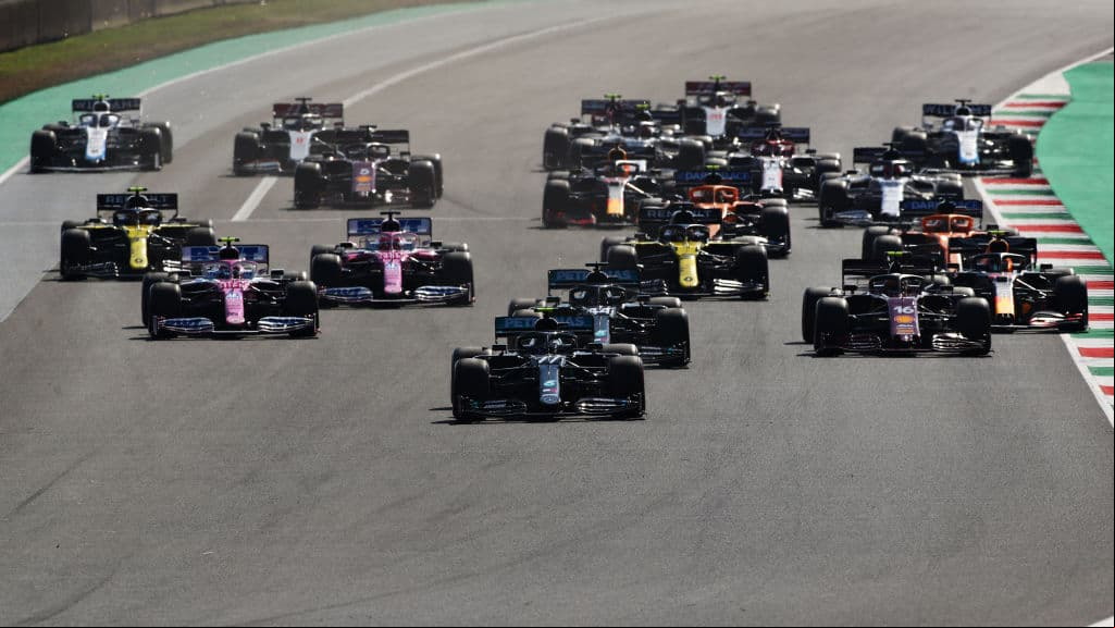 Lewis Hamilton se lleva el Gran Premio de la Toscana, sumando su sexta victoria de la temporada y la número 90 de su trayectoria. La carrera se vio accidentada por el Safety Car, provocando banderas rojas.