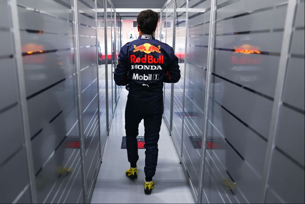 El mexicano Sergio Pérez se quedó en el cuarto sitio de la clasificación para el Sprint del Gran Premio de Brasil en el cual el británico Lewis Hamilton brilló y se quedó con la primera posición a pesar de la sanción que acarrea por modificaciones en el motor. Lewis Hamilton, perderá cinco puestos en parrilla, por cambiar la cámara de combustión del motor de su Mercedes, pero saldrá primero este sábado en la calificación sprint para el Gran Premio de Brasil.