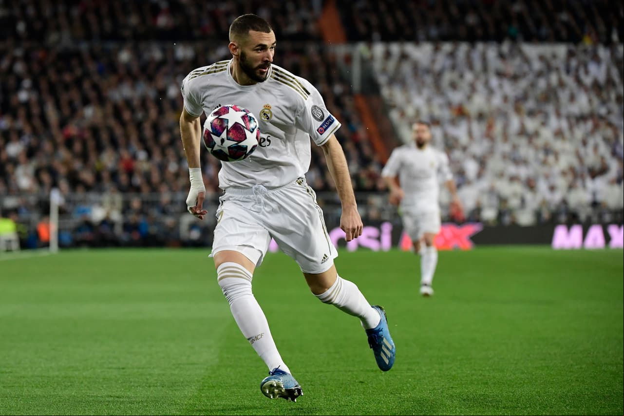 Trazo a profundidad para Karim Benzema y el francés no pudo controlar el balón.