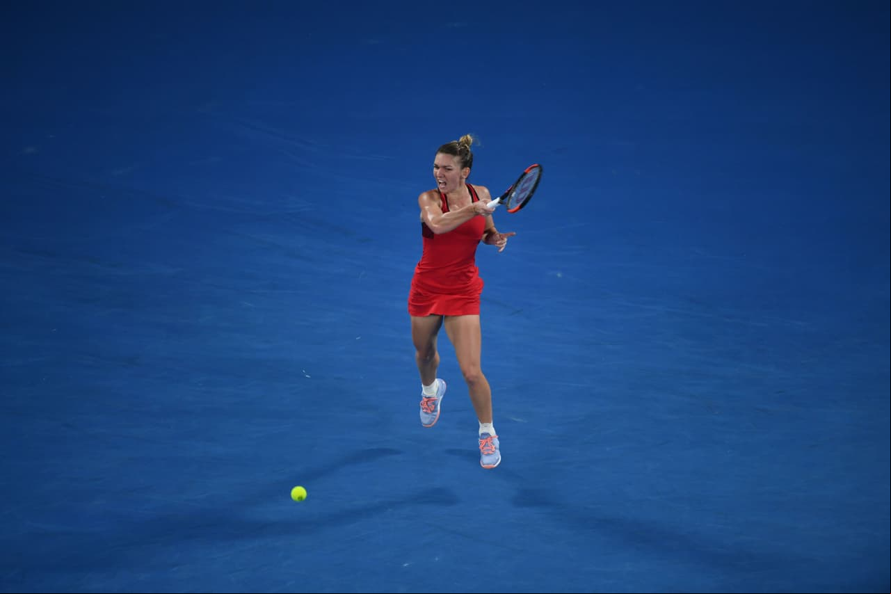 Tras el segundo set, ambas fueron a vestuarios, justo cuando entró en vigor, por primera vez este año, la norma del calor extremo (40 grados), y el juego en la Rod Laver estuvo suspendido 10 minutos.