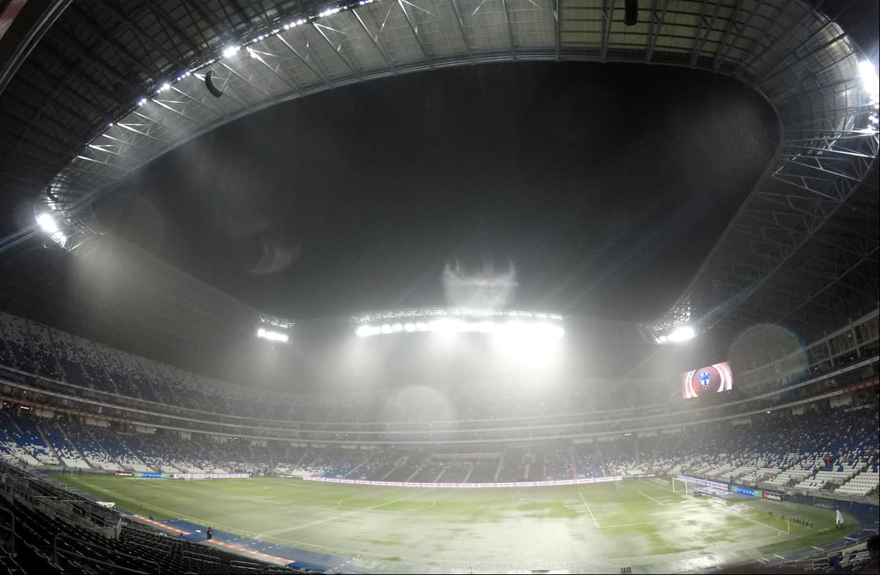 Un dejo de neblina y la severa inundación en algunos segmentos de la cancha empezaban a cuestionar a los organizadores sobre si seguir o no con los planes de jugar el partido pactado.