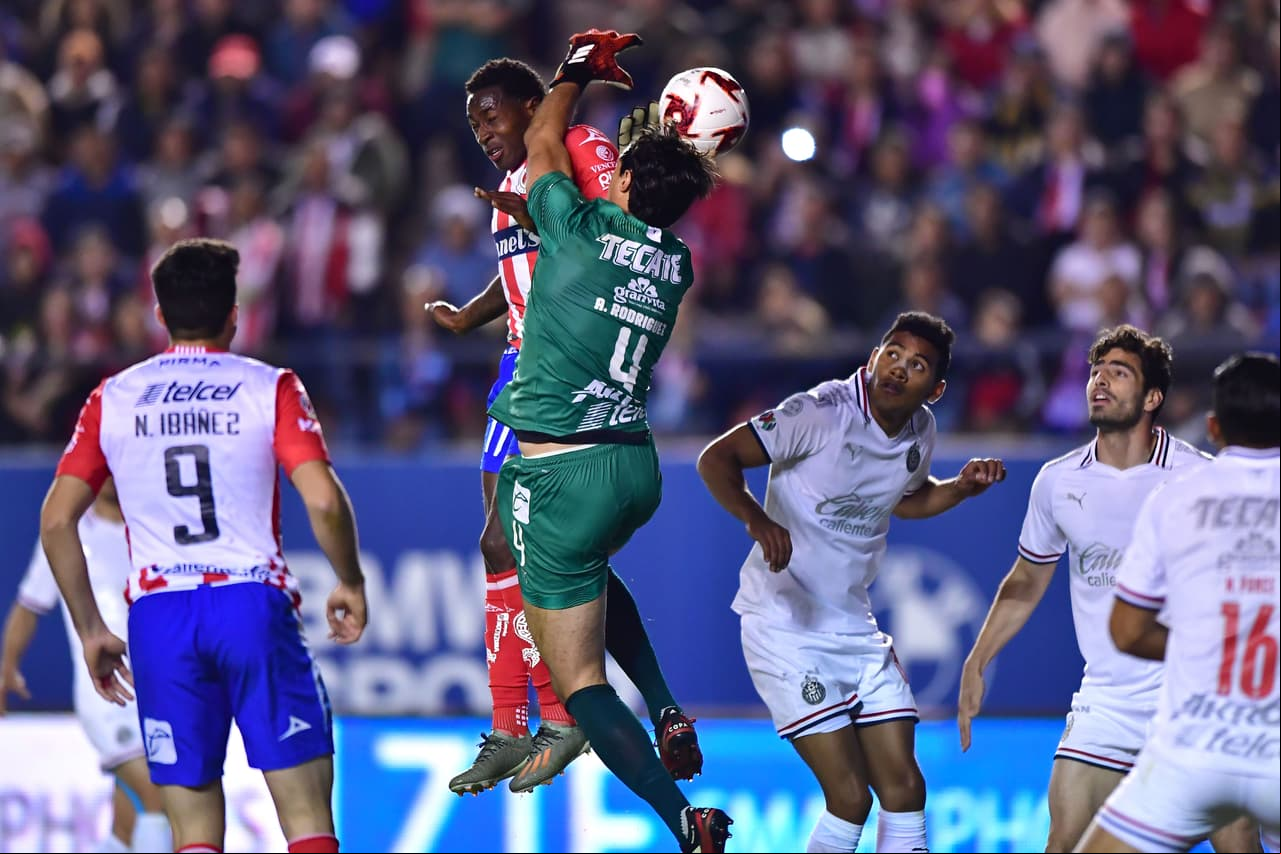 Con goles de Nicolás Ibañez y Germán Berterame por parte del Atlético san Luis y goles de Javier López y Oribe Peralta por parte del Guadalajara, Atlético san Luis y Chivas empatan en duelo con tres penales.