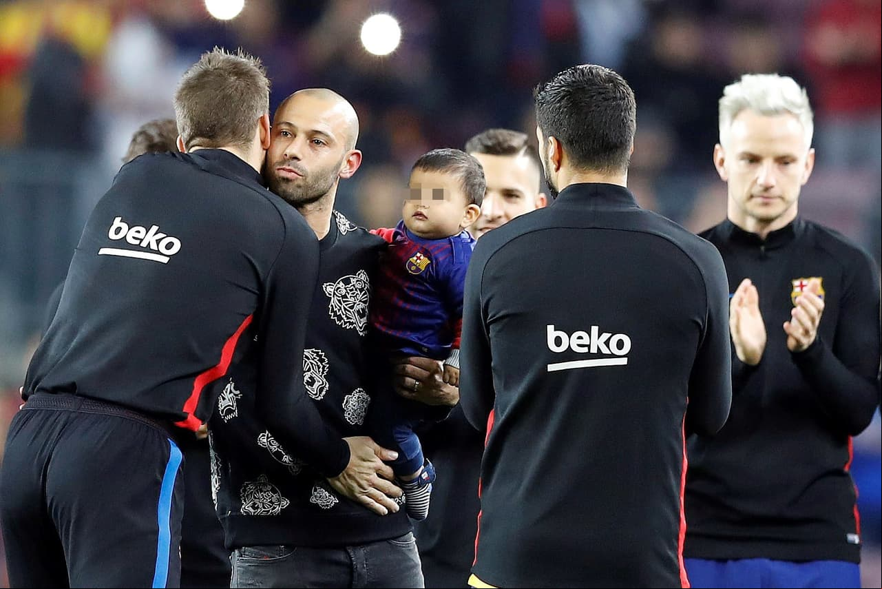Mascherano recibió el aliento del Camp Nou, más los jugadores y técnicos de la primera plantilla, que le hicieron un pasillo desde el área técnica hasta el terreno, donde fue ovacionado por los hinchas.