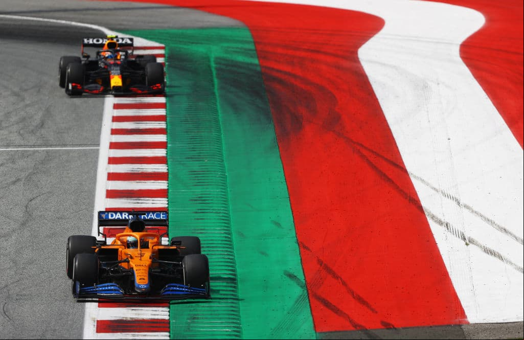 Lando Norris se corona en casa y es ganador del Gran Premio de Austria en la Formula 1. El piloto neerlandés comparte podio con Valtteri Bottas de Mercedes, quien se llevó la segunda posición y Lando Norris de McLaren con la tercera plaza. Lewis Hamilton se quedó en cuarto lugar seguido del mexicano Sergio Pérez.