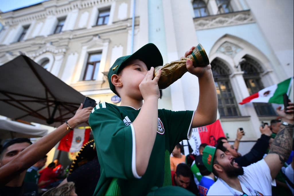 La fiesta mexicana tomó las calles de Moscú y con máscaras, banderas, sombreros y todo aquello que caracteriza a la afición Tricolor, causaron furor y contagiaron con su entusiasmo.