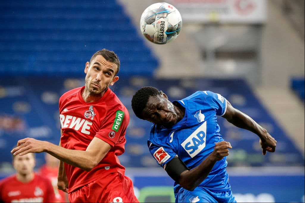 Ellyes Skhiri disputa el balón con el jugador del Hoffenheim, Diadie Samassekou, y se queda con el duelo aéreo.