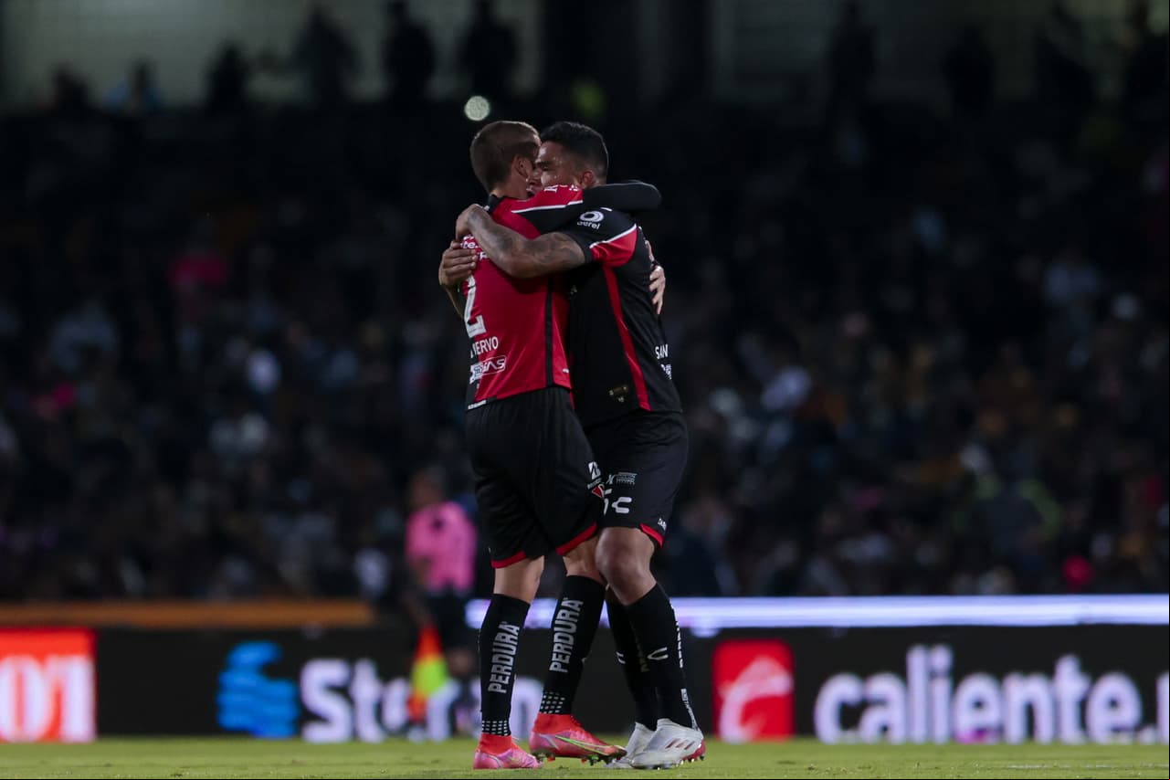 Con un cañonazo de Julio Furch en el primer tiempo, Atlas logra vencer de visita a los Pumas 0-1 y tomán una muy cómoda ventaja en las semifinales del futbol mexicano.