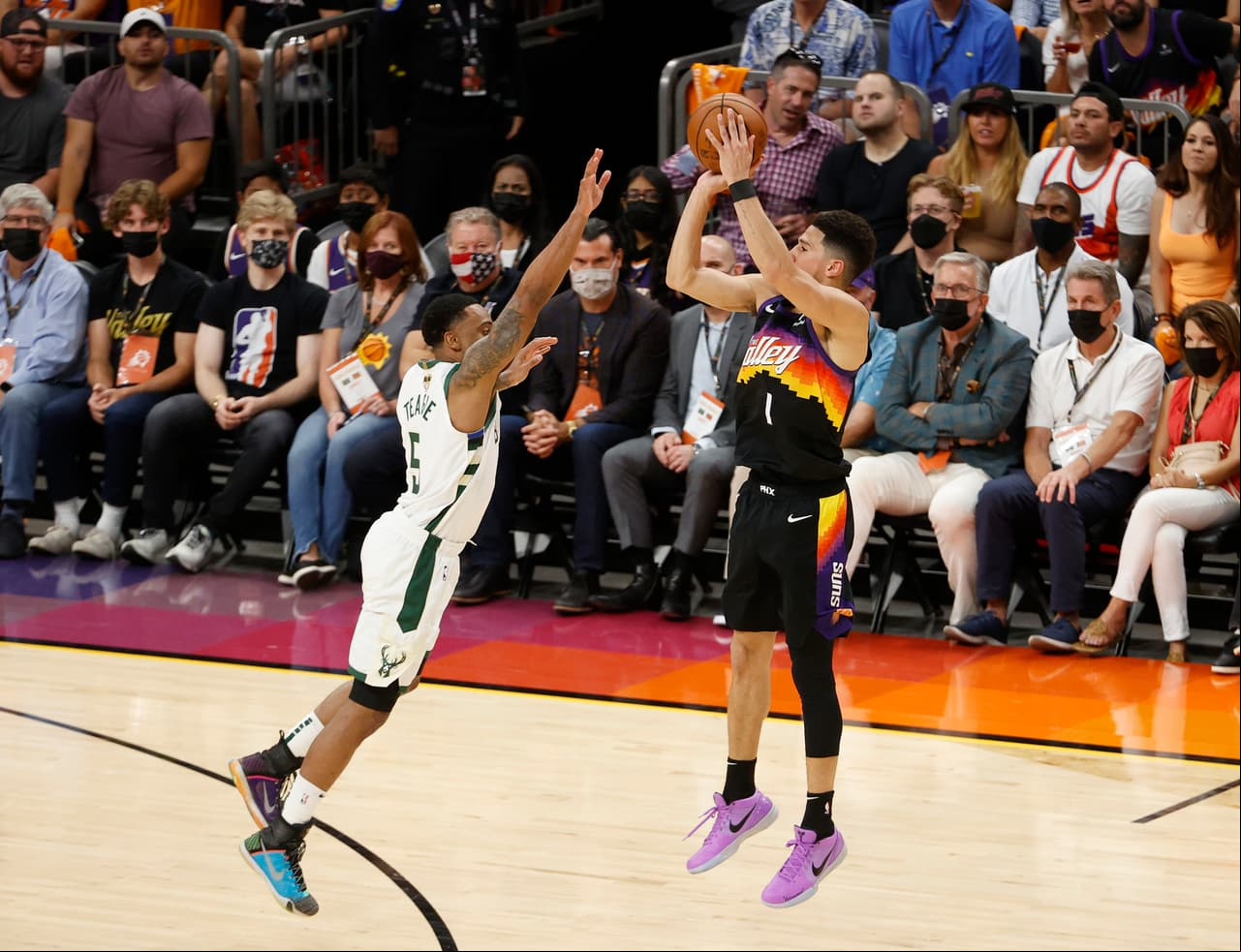 Pero Devin Booker y Chris Paul aparecieron con triples para cerrar el encuentro y asegurar la ventaja que terminaría dándoles el Juego 2 por marcador de 118-108.