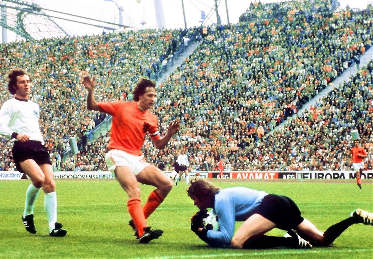 La cereza en el pastel para ese Mundial no pudo llegar para Holanda y Cruyff, pues en la final cayeron ante el anfitrión Alemania por 2-1 pese a que los holandeses abrieron el marcador apenas al minuto 2 con un penalti cometido sobre Cruyff que Neeskens marcó. También acudiría a la Eurocopa de 1976, donde logró un tercer lugar con Holanda, pero rechazó disputar el Mundial de 1978.