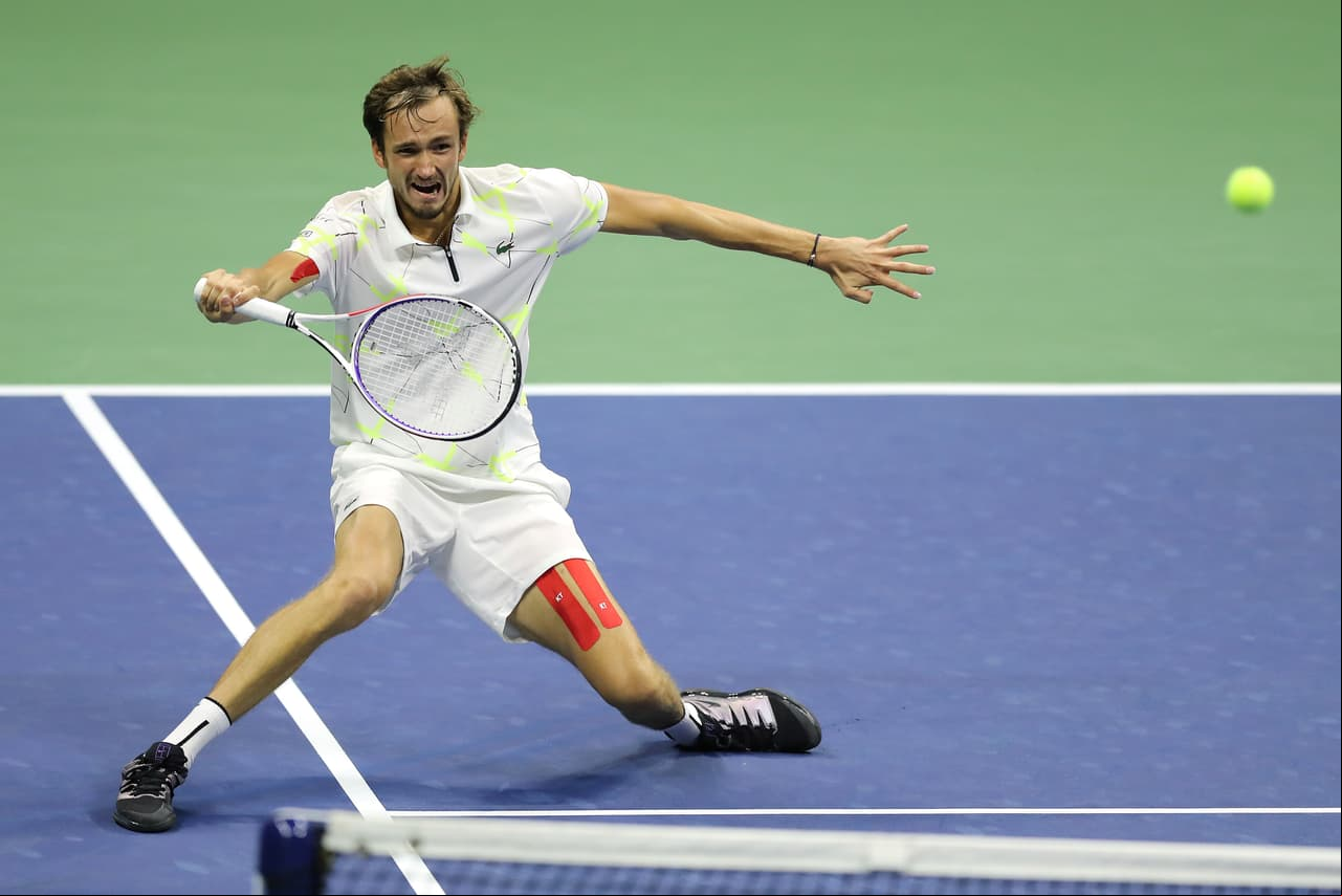 Daniil Medvedev vino de atrás para ganar dos sets con un 66% de efectividad en su primer servicio.