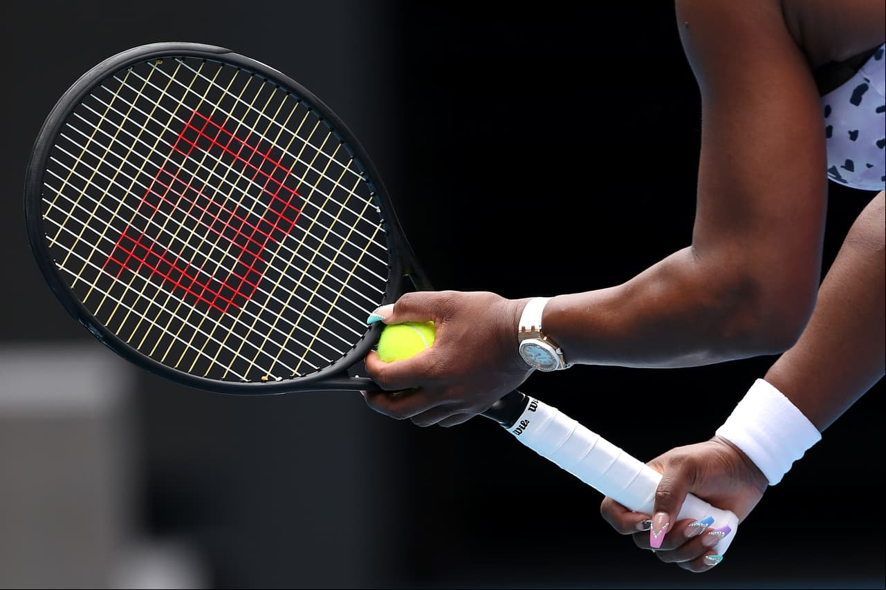 Serena Williams se prepara para realizar un saque, estos son los aditamentos de la estadounidense.