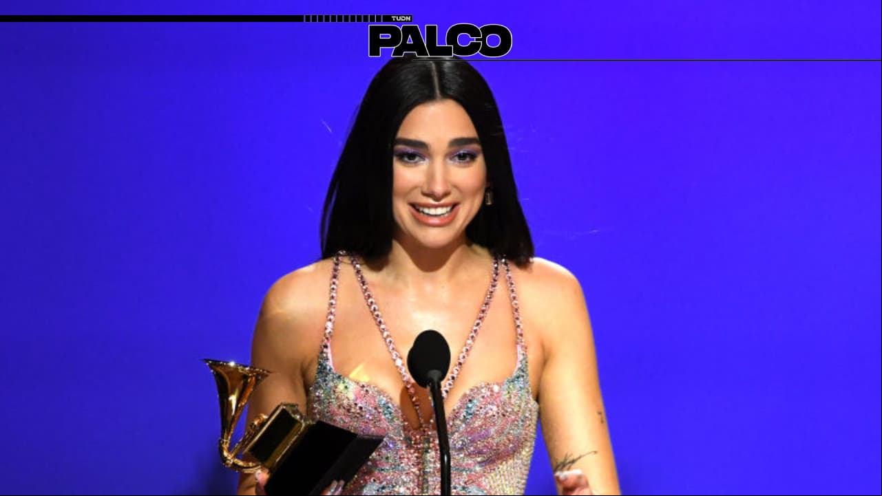 ¿Dua Lipa rindió homenaje a Salma Hayek? | En la pasada edición de los Grammy, la celebridad londinense portó un modelo que causó revuelo.