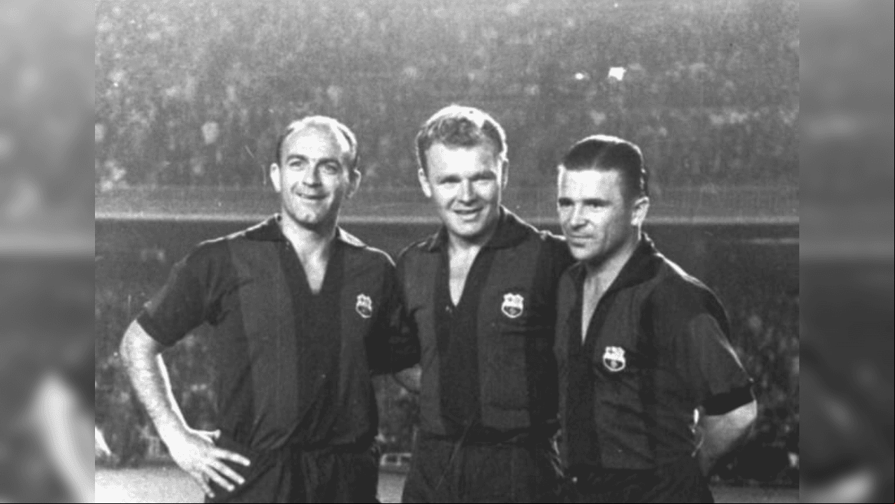 <b>Di Stéfano con la playera del Barcelona</b>
<br>El ícono del Real Madrid, Alfredo Di Stefano, se puso la playera culé. En esta foto aparece con Puskas durante el homenaje a Kubal.