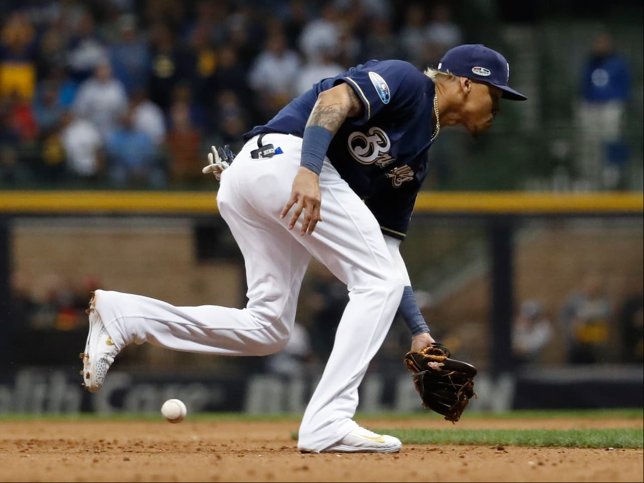 Orlando Arcia se vio consumido por el momento, por la tensión y el entorno y dejó ir un rodado lento, se le 'agachó' la pelota y con ese error del short stop se llenaron las bases de Rockies.