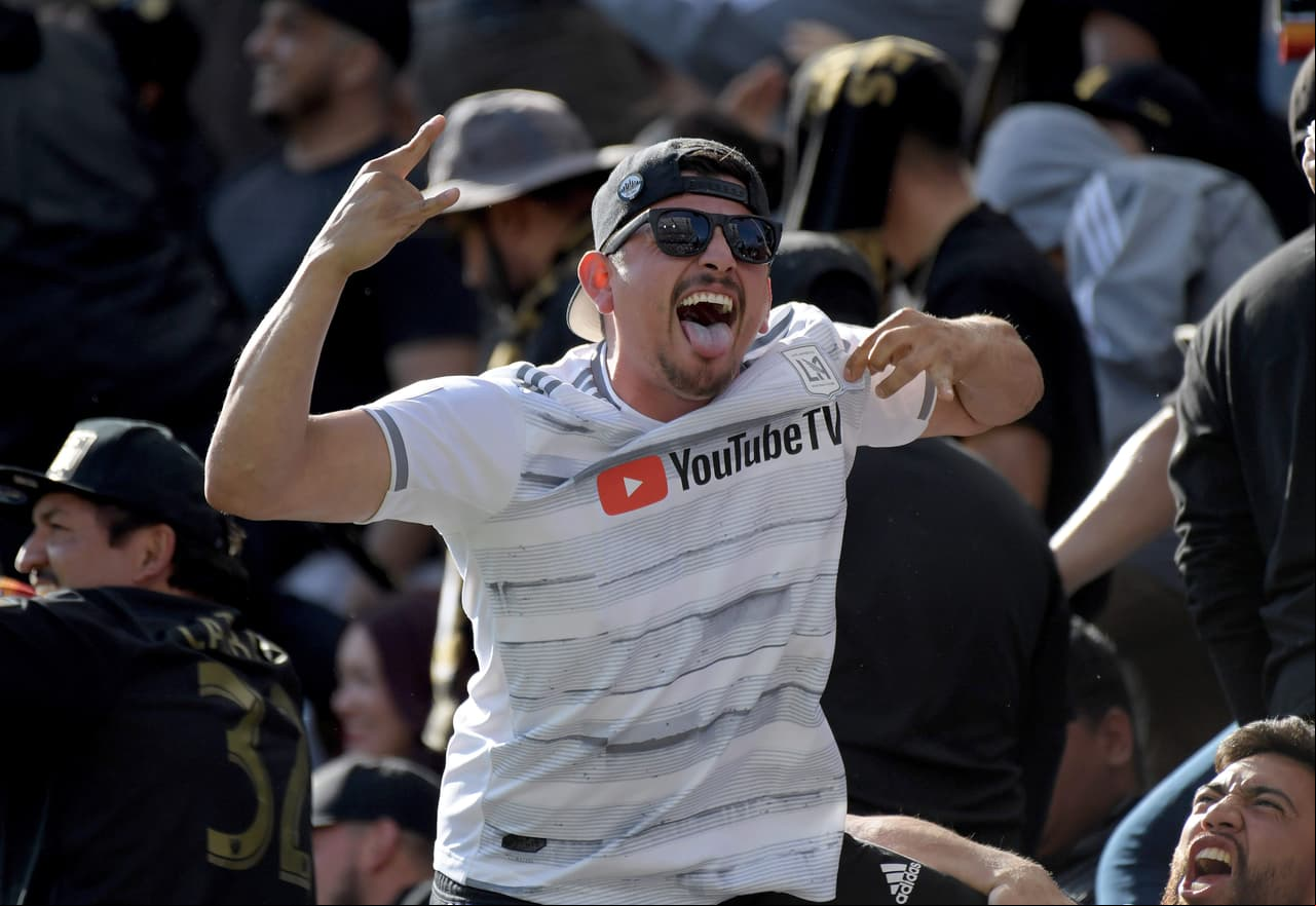 Los fanáticos de nuevo celebraron en el Banc of California Stadium, ya son seis victorias de LAFC con el brillante desempeño de Carlos Vela.