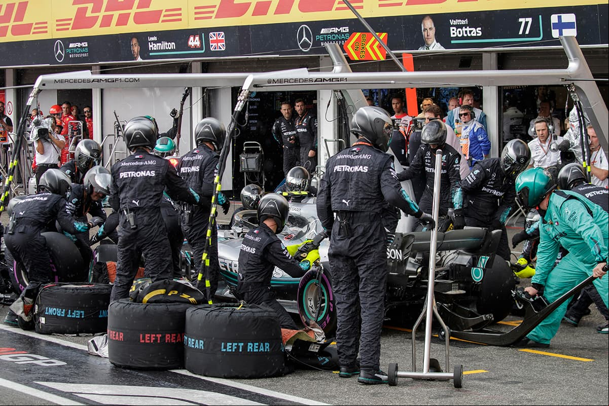 Varias vueltas antes de la salida de Vettel, Valteri Bottas hizo cambio de neumáticos en la zona de pits. Hamilton optó por no ingresar.