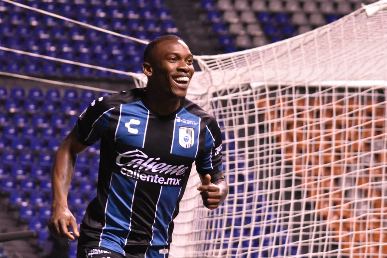 Fabián Castillo desbordó por la parcela izquierda y mandó un potente centro que no pudo rechazar Daniel Arreola y terminó en autogol. Con eso fue suficiente para el triunfo de Querétaro en el Cuauhtémoc ante Puebla.