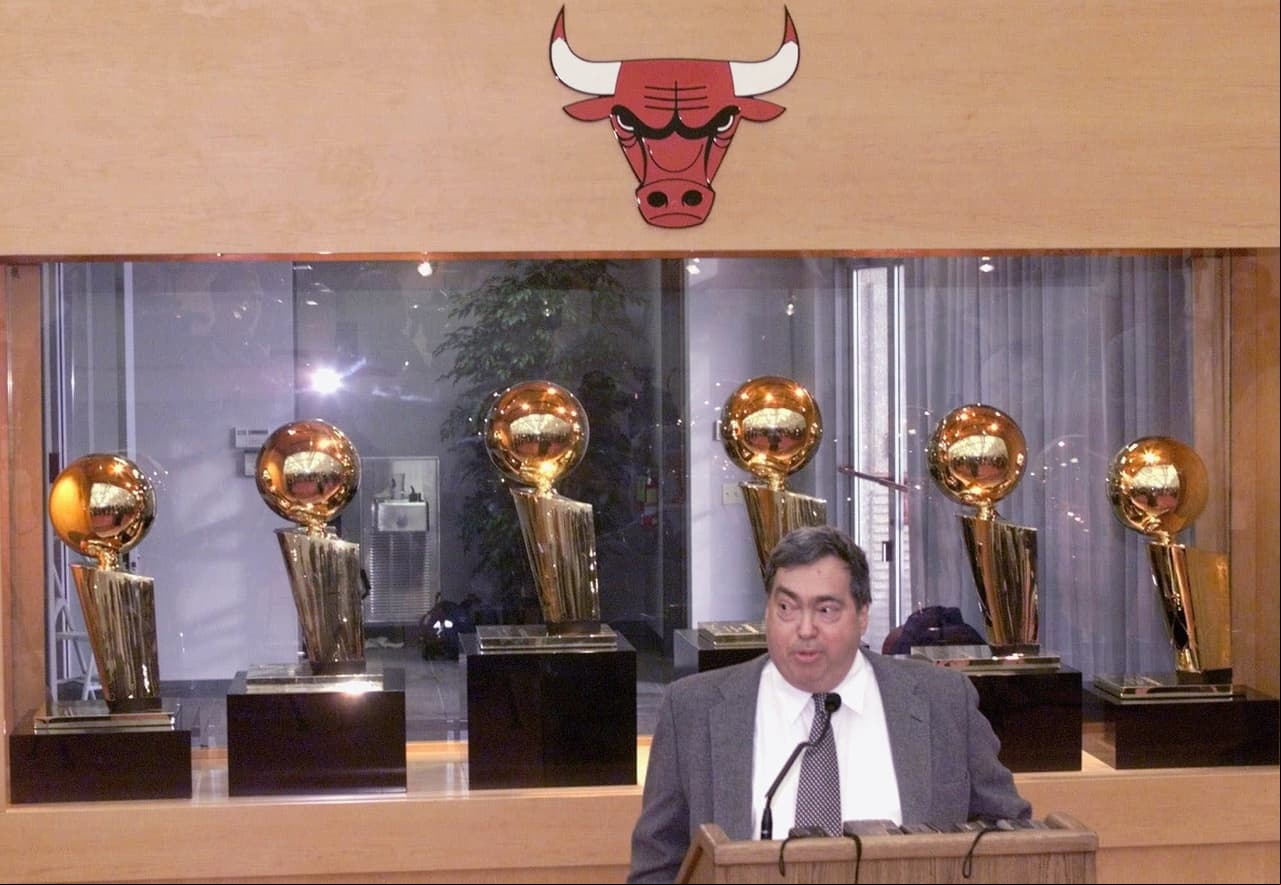 Jerry Krause era el gerente general del equipo, las decisiones que él tomara en cuanto a jugadores y entrenadores, prácticamente se hacían. Ciertas declaraciones hicieron que Michael y Pippen no lo respetaran y le hicieran bulling.