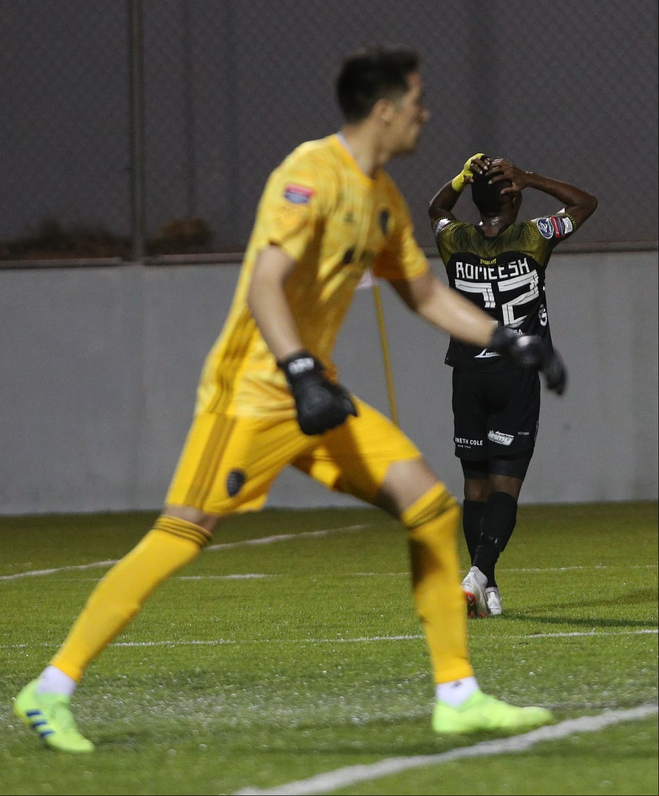 Es por ello que se aprecia al fondo de la imagen a Ivey Romeesh lamentándose de la anulación del gol, pero esto era como una especia de ensayo.