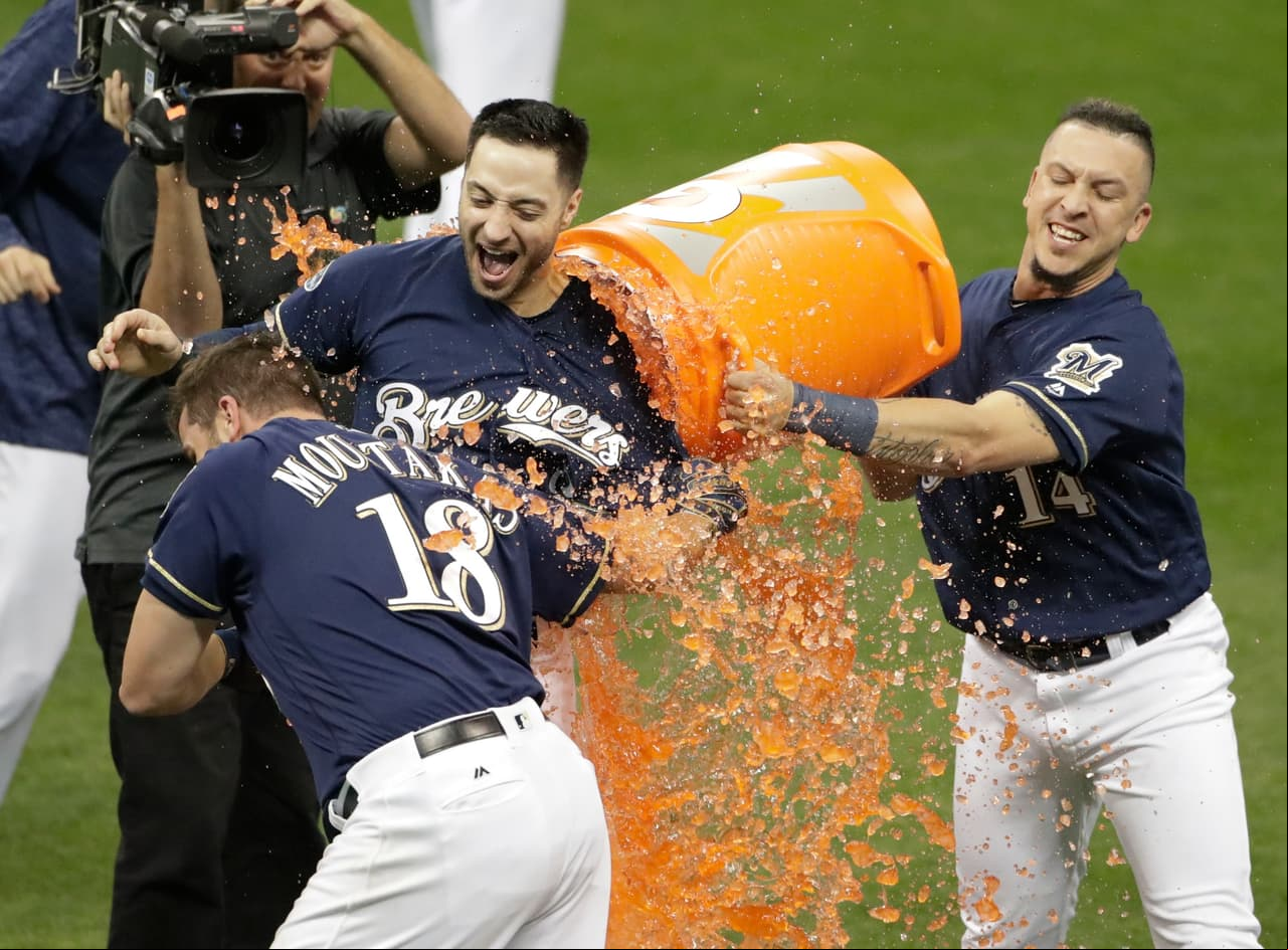 Tuvo que definirse en entradas adicionales el Juego 1 de la Serie Divisional de la Liga Nacional entre los Colorado Rockies y los Milwaukee Brewers en Miller Park. Ganaron 3-2 los de casa.