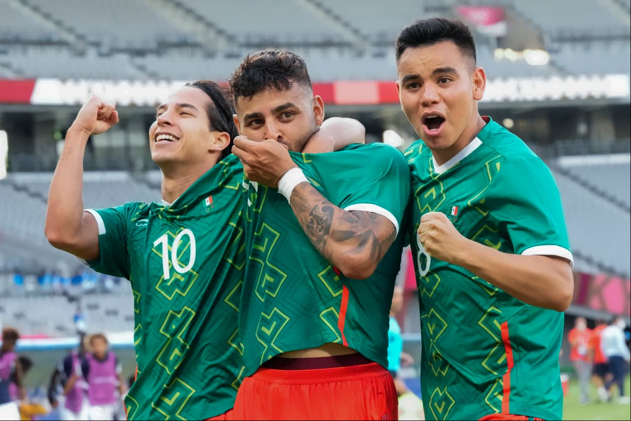 El mexicano Alexis Vega celebra un gol con sus compañeros Carlos Rodríguez y Diego Lainez, durante un partido de fútbol contra Francia el jueves 22 de julio. 
<br>
<br>El día anterior habían comenzado las primeras competencias. En esa jornada Tokio contabilizó 1,832 nuevos casos de covid-19.
