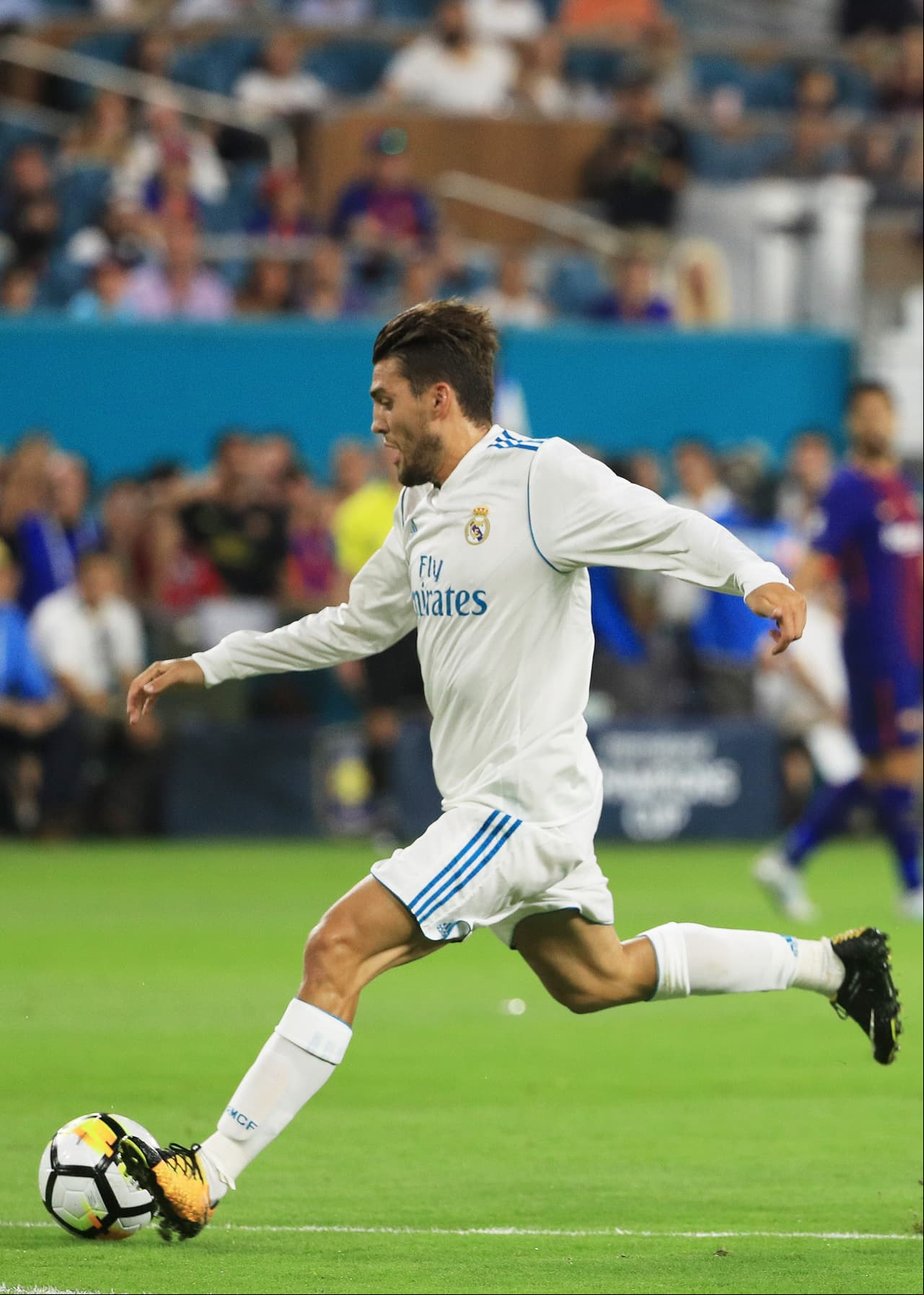 Salida: aquel Mateo Kovacic que quisieron vender en España como una suerte de Casemiro, hace unas temporadas, no aparece por ningún lado. El croata perdió su lugar en la suplencia, ya que en la titular apenas lo alcanzó a tocar.