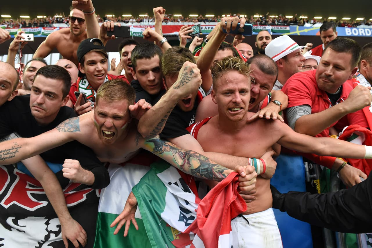 El centrocampista húngaro Balazs Dzsudzsak (sin jersey) celebró con los aficionados la victoria de Hungría 2-0 sobre Austria.