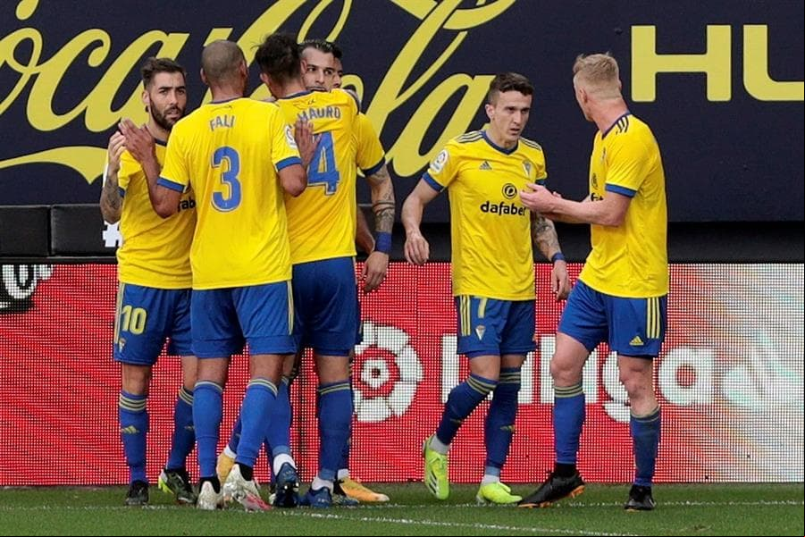 Atlético de Madrid sigue como líder de LaLiga tras vencer 4-2 al Cádiz. Con doblete de Luis Suárez y goles de Ñiguez y Koke, los 'Colchoneros' se llevan el triunfo; Álvaro Negredo anotó los dos goles para los locales; el mexicano Héctor Herrera entró de cambio al 84'.
