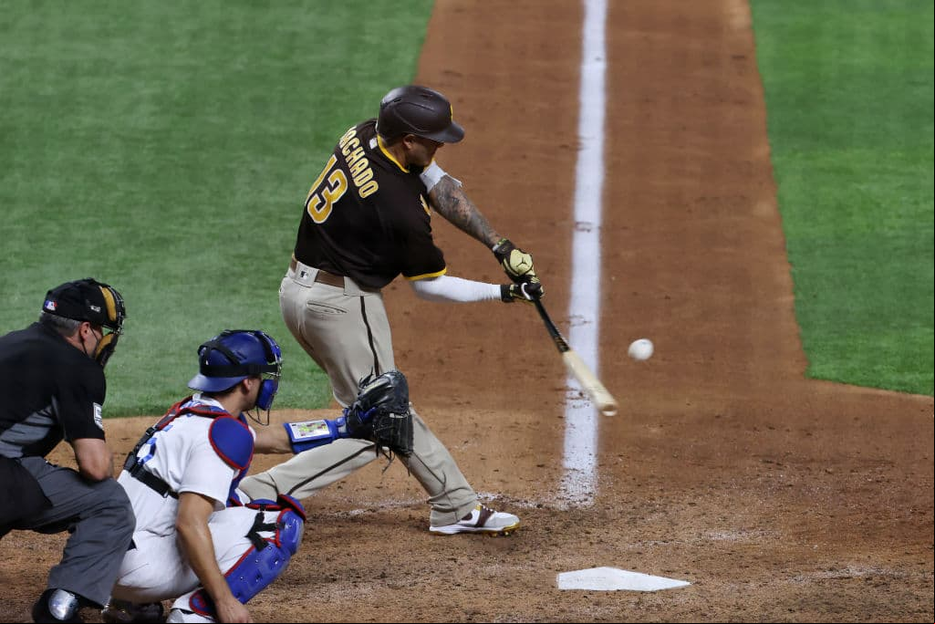 Machado, tras volar la pelota por el jardín izquierdo, abrió el inning y lanzó su bat fuertemente hacia el dugout, gritando y animando a sus compañeros