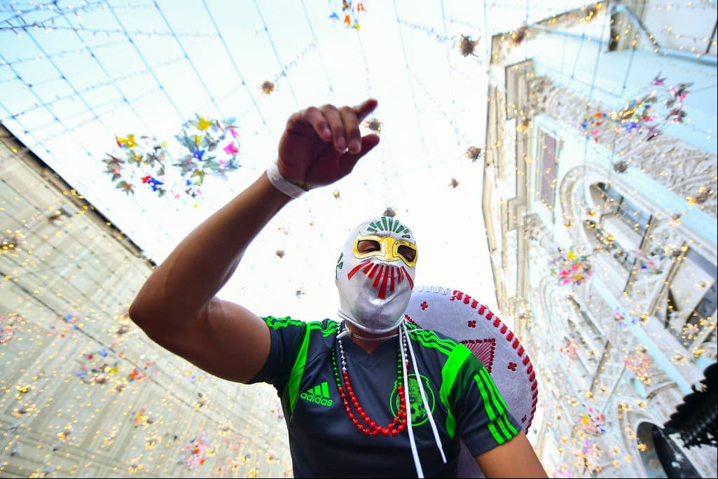 La fiesta mexicana tomó las calles de Moscú y con máscaras, banderas, sombreros y todo aquello que caracteriza a la afición Tricolor, causaron furor y contagiaron con su entusiasmo.