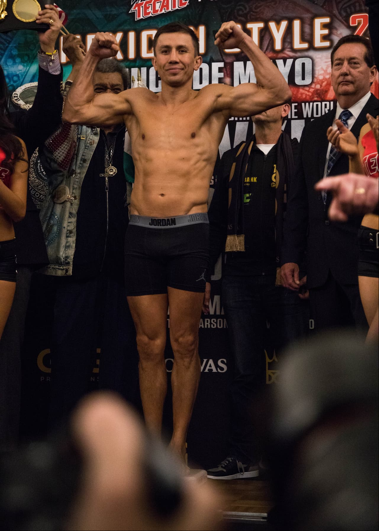 Gennady Golovkin marcó 160 libras exactas en la báscula y presumió un cuerpo bien trabajado para la pelea de mañana por la noche.