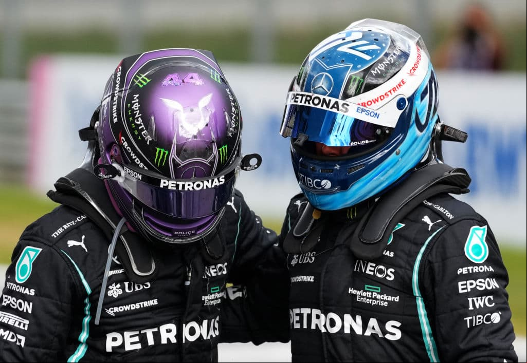 Max Verstappen se lleva el Gran Premio de Estiria en la Formula 1. El piloto neerlandés es número uno en el ranking de pilotos dejando muy atrás a Lewis Hamilton, quien quedó segundo; Bottas se queda con la tercera plaza. El mexicano Sergio Pérez no logra subir esta vez al podio, sin embargo sigue produciendo grandes resultados para Red Bull.
