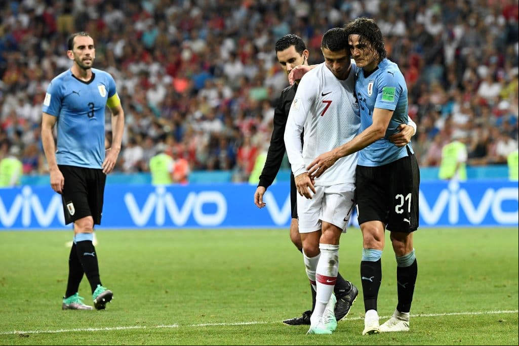 Al minuto 29 del segundo tiempo, con Cavani lesionado, trató de tener un gesto de juego limpio y de paso apurar el juego. Aún así, su aporte no era mucho.