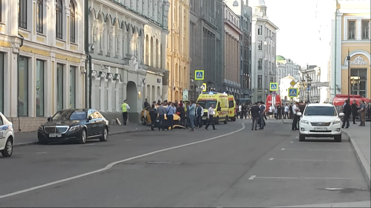 La policía de inmediato tomó el lugar de los hechos y evacuó a la gente que por ahí circulaba a medida de protección.