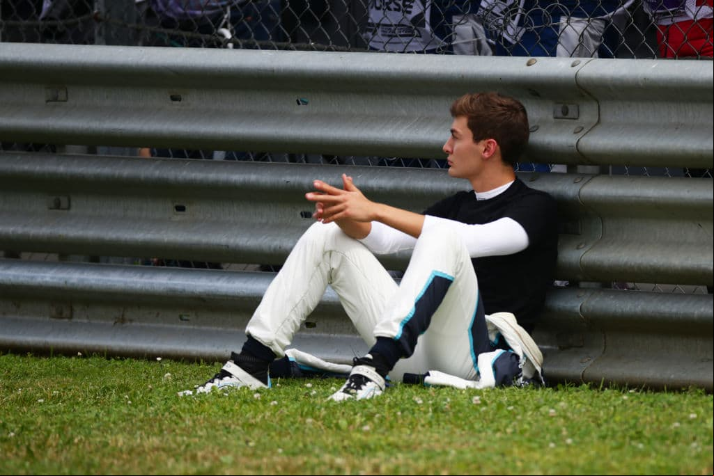 Lando Norris se corona en casa y es ganador del Gran Premio de Austria en la Formula 1. El piloto neerlandés comparte podio con Valtteri Bottas de Mercedes, quien se llevó la segunda posición y Lando Norris de McLaren con la tercera plaza. Lewis Hamilton se quedó en cuarto lugar seguido del mexicano Sergio Pérez con la quinta posición.