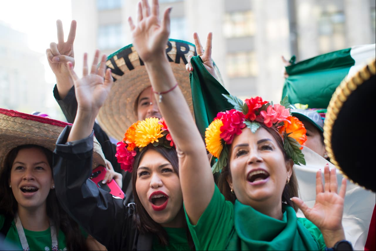 Ellas, sin embargo, vivieron la fiesta a flor de piel en las calles antes del comienzo de la inauguración.