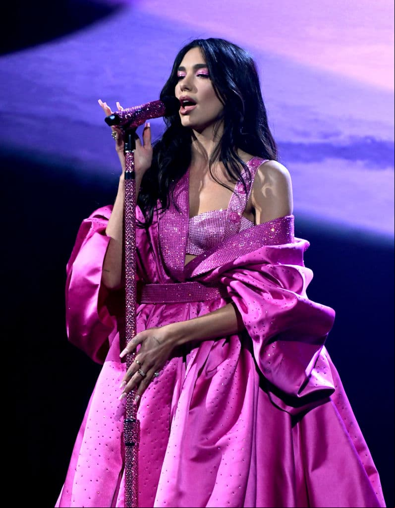 En la alfombra roja de los Grammy 2021, Dua Lipa se robó las miradas.