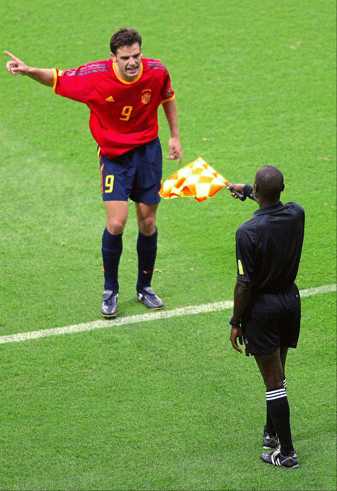 Con la colaboración de jueces de línea de Uganda y de Trinidad y Tobago, El Ghandour anuló goles absolutamente reglamentarios a favor de los españoles.