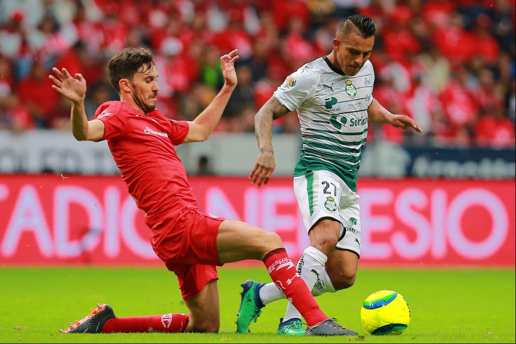 En más de una ocasión durante la primera mitad el equipo de Torreón metió en aprietos a la zaga escarlata que respiraba hondo al no caer tampoco el gol de los visitantes.
