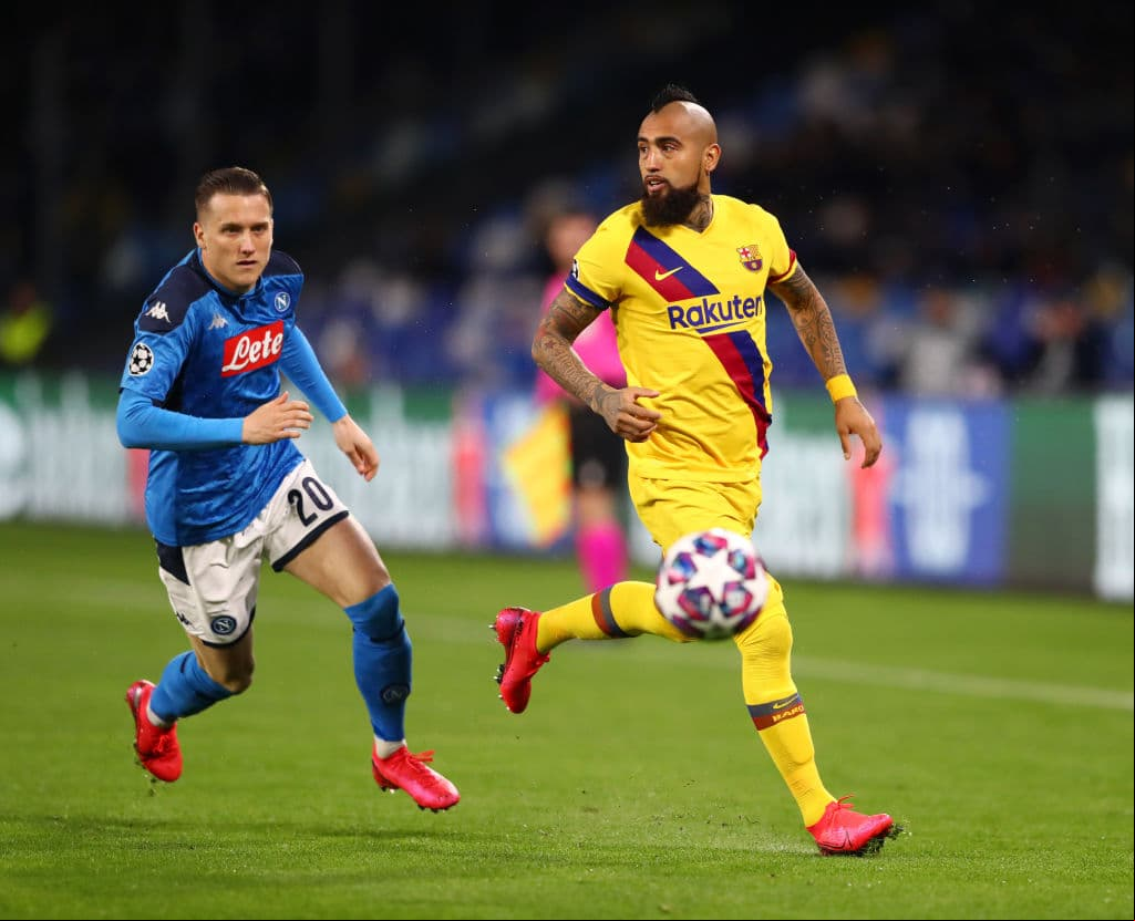 Vidal levanta la cara para cambiar de juego y generar peligro.