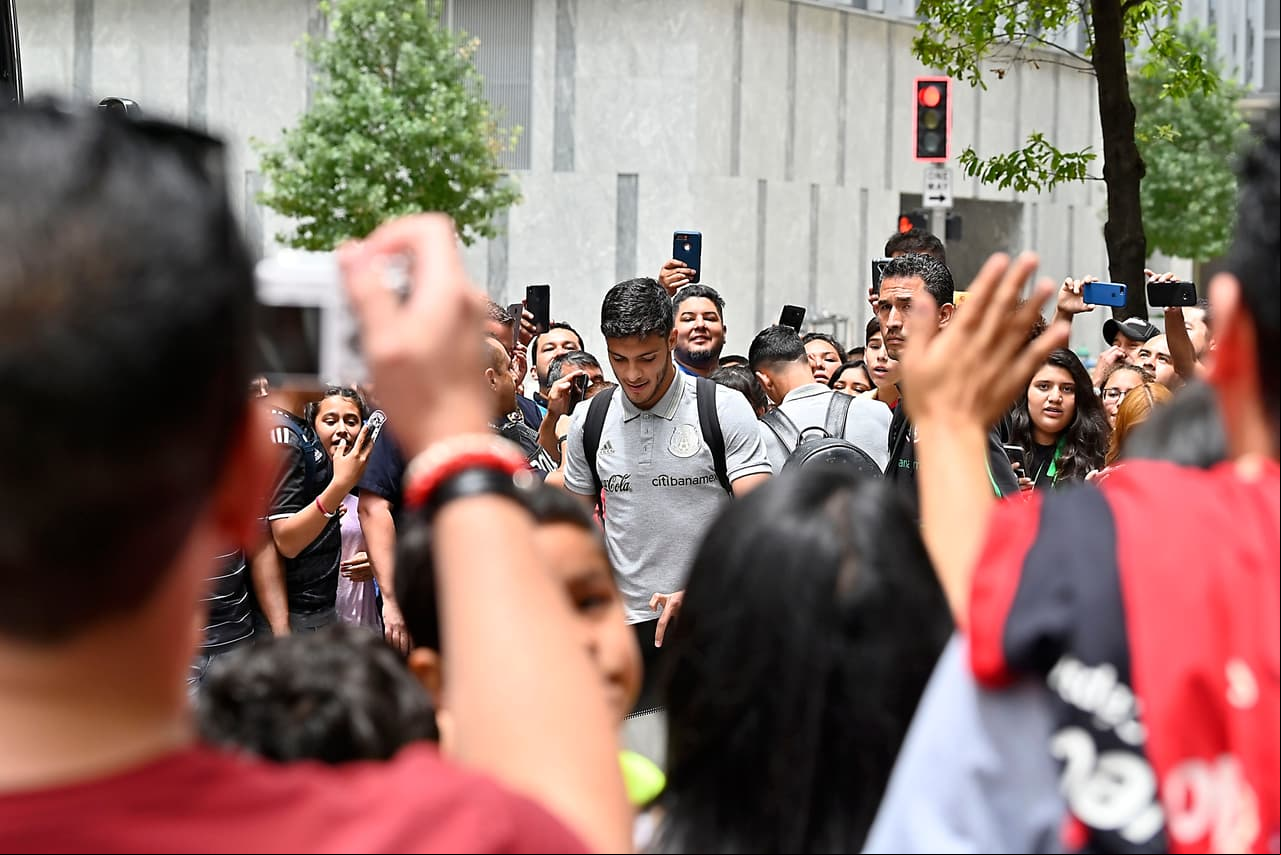 Los fanáticos recibieron a la Selección Mexicana en Phoenix Arizona, donde este martes se enfrentarán con Haití en la Semifinal de la Copa Oro.