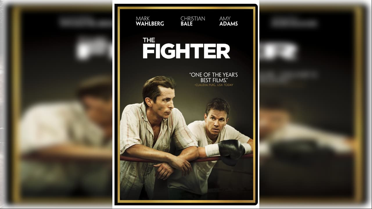<b>The Fighter - El Peleador </b>| Massachusetts, años 80. Dicky Eklund (Christian Bale), un boxeador conflictivo pero con talento, intenta redimirse entrenando a su hermano menor. En sus buenos tiempos había sido el orgullo de su ciudad natal por haber tumbado una vez al campeón del mundo Sugar Ray Leonard; pero después vinieron los tiempos difíciles en los que se hundió en una peligrosa mezcla de drogas y delincuencia. Mientras tanto, su hermano Micky Ward (Mark Wahlberg) se ha convertido en una promesa del boxeo, y las riendas de su carrera las lleva su madre (Melissa Leo). Sin embargo, a pesar de su potente gancho de izquierda, siempre acaba derrotado. Tras un combate que nunca debió celebrarse, Micky decide seguir el consejo de su novia Charlene (Amy Adams) y alejarse de su familia.